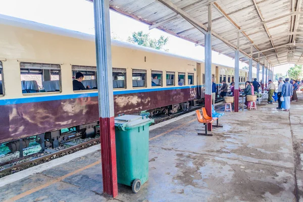 Nawnghkio Myanmar Novembre 2016 Persone Sulla Stazione Ferroviaria Nawnghkio Naunghkio — Foto Stock
