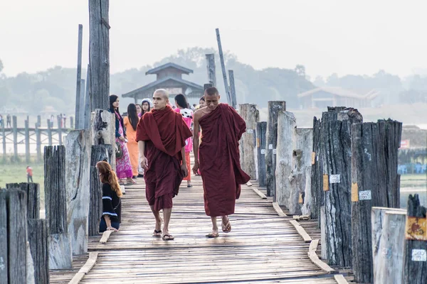 Mandalay Myanmar Prosince 2016 Buddhističtí Mniši Přecházeli Most Bein Nad — Stock fotografie