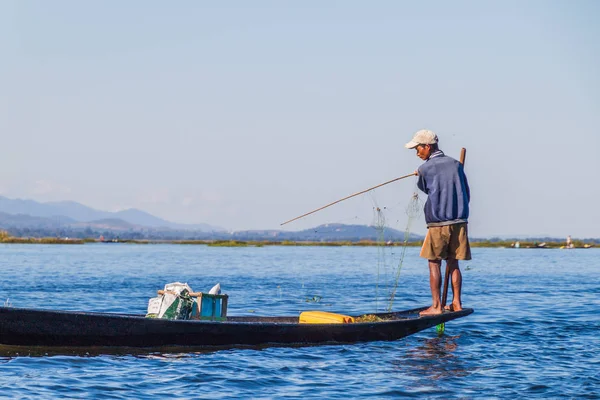 Inle Myanmar November 2016 Fiskare Båt Vid Inle Lake Myanmar — Stockfoto