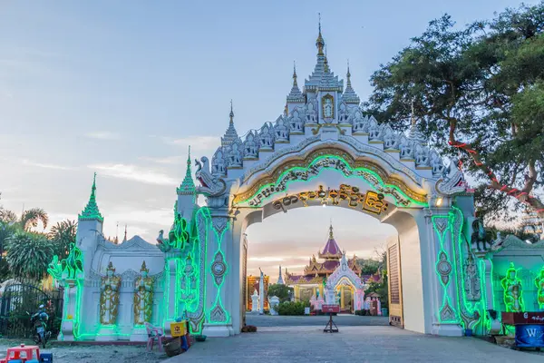 Mandalay Myanmar Prosinec 2016 Brána Chrámu Kyauktawgyi Mandalay Myanmar — Stock fotografie