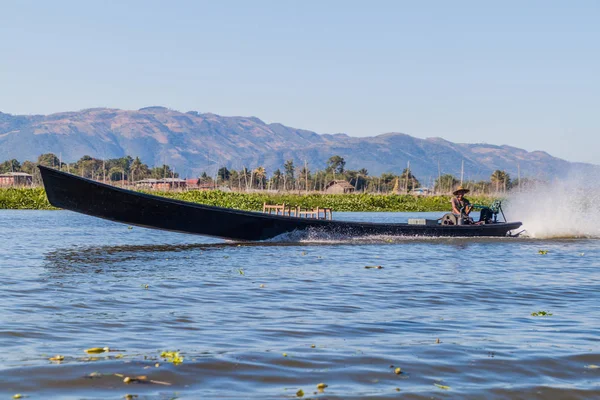 Inle, Myanmar - 26 Kasım 2016: Inle gölünde teknede loacal adam, Myanmar