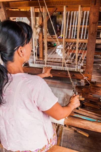 Inle Myanmar Novembre 2016 Telaio Myat Pwint Chel Laboratorio Tessitura — Foto Stock