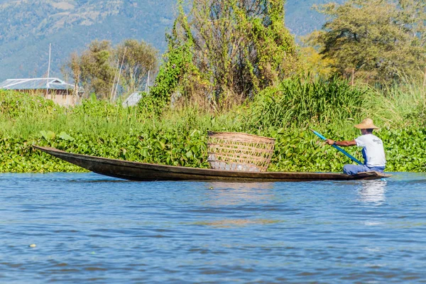 インレー ミャンマー 2016年11月26日 ミャンマーのインレー湖でボートに乗った地元の男性 — ストック写真
