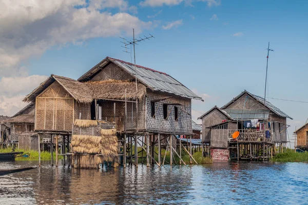 Inle gölünde Inn Paw Khone köyüsünün Stilt evleri, Myanmar