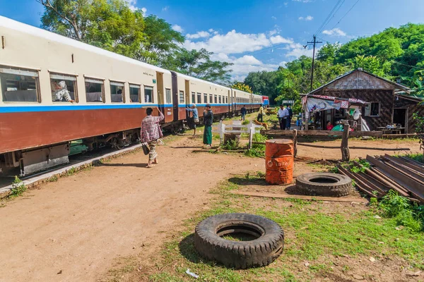 Gokteik Mianmar Novembro 2016 Comboio Uma Estação Local Perto Viaduto — Fotografia de Stock