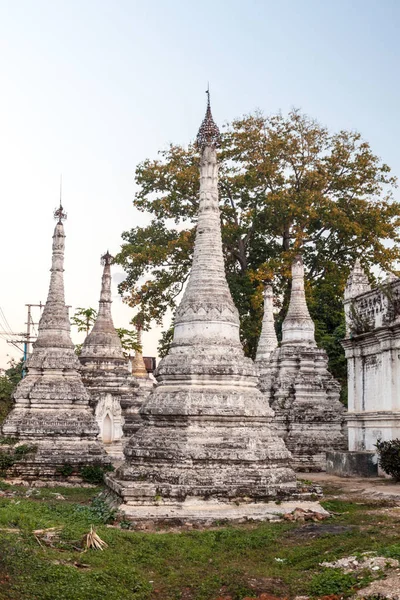 Viejas Estupas Blancas Barrio Myauk Myo Hsipaw Myanmar —  Fotos de Stock