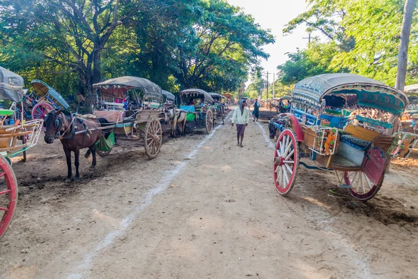 Inwa, Myanmar - 5 Aralık 2016: Myanmar'ın Mandalay kenti yakınlarındaki Inwa (Ava) antik kentinde turistleri bekleyen at arabaları