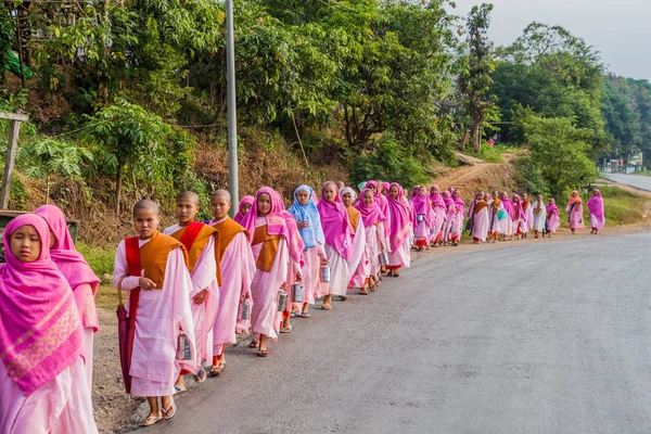 Hsipaw Myanmar Diciembre 2016 Jóvenes Monjas Budistas Hacen Limosnas Matutinas — Foto de Stock