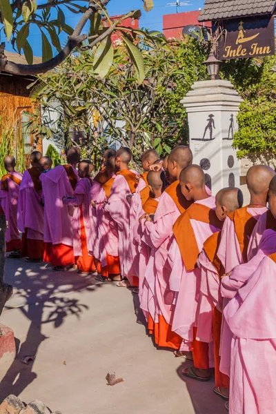 Nyaungshwe Myanmar Noviembre 2016 Jóvenes Monjas Budistas Esperan Recibir Limosnas — Foto de Stock