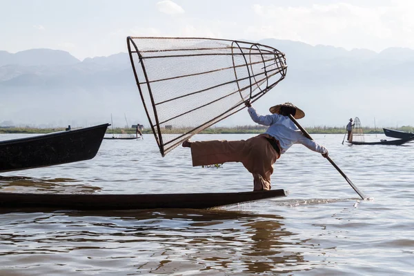 Inle Myanmar November 2016 Lokaler Fischer See Inle Angelt Auf — Stockfoto