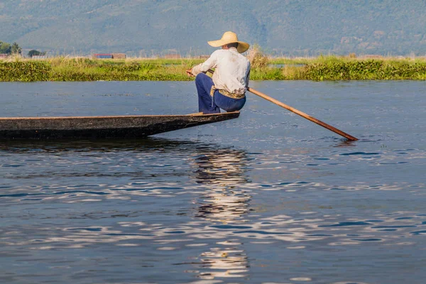Inle, Myanmar - 28 Kasım 2016: Inle gölünde yerel balıkçı, Myanmar