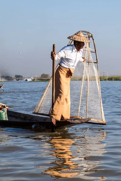 Inle, Myanmar - 28 Kasım 2016: Inle gölündeki yerel balıkçılar el yapımı ağla geleneksel bir şekilde balık avla.