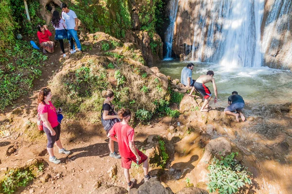 Hsipaw Myanmar December 2016 Tourists Enjoy Nam Tuk Waterfall Hsipaw — Stock Photo, Image