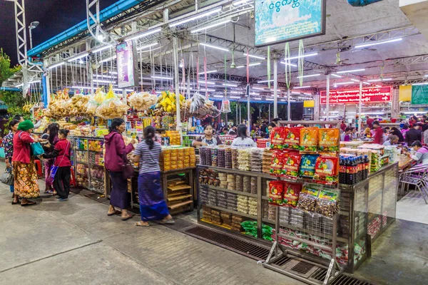Myanmar - 23 Kasım 2016: Myanmar'da otoyol dinlenme alanı restoran ve mağazası