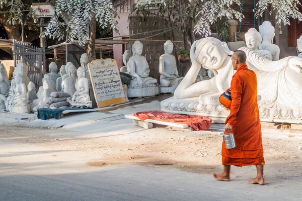 Mandalay Myanmar December 2016 Buddhist Monk Walks Buddha Statues Carved — Stock Photo, Image