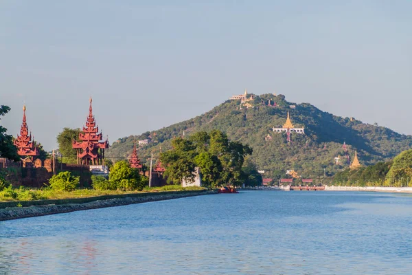 Foso Puente Murallas Torres Fortaleza Mandalay Colina Mandalay Fondo Myanmar — Foto de Stock