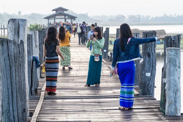 マンダレー ミャンマー 2016年12月4日 人々はマンダレー近くのアマラプラのタウンタマン湖に対するU Bein橋を渡っています — ストック写真