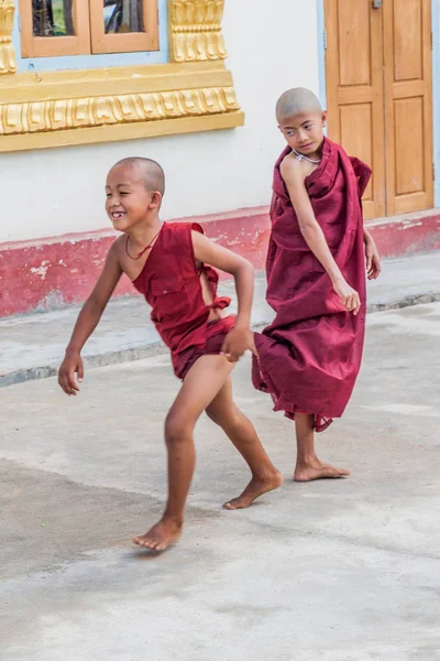 Inle Myanmar Noviembre 2016 Novatos Budistas Están Tocando Pagoda Alodaw —  Fotos de Stock