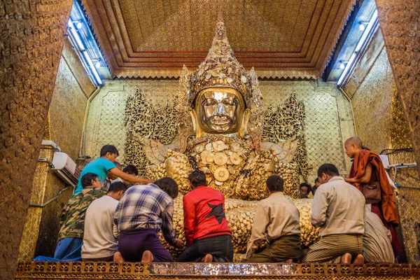 缅甸曼德勒 2016年12月4日 佛教信徒在缅甸曼德勒的马哈穆尼佛寺将金叶放在佛陀上 — 图库照片