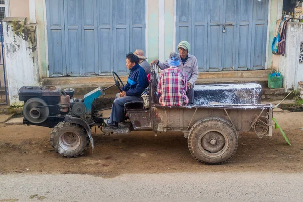 Hsipaw Myanmar December 2016 Local People Tractor Village Hsipaw Myanmar — Stock Photo, Image