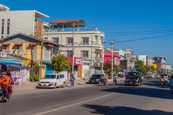 Mandalay Mianmar Dezembro 2016 Tráfego Uma Rua Mandalay Mianmar — Fotografia de Stock