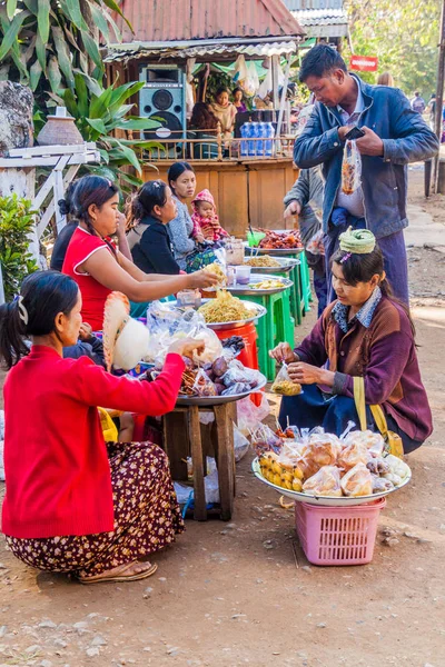 Kyaukme Myanmar Listopada 2016 Sprzedawcy Żywności Dworcu Kolejowym Kyaukme Myanmar — Zdjęcie stockowe
