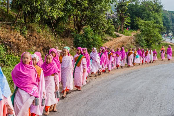 Hsipaw Myanmar Diciembre 2016 Jóvenes Monjas Budistas Hacen Limosnas Matutinas — Foto de Stock