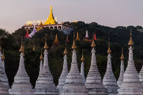 Vita Dumheter Runt Sandamuni Sandamani Eller Sandar Pagoda Skymningen Mandalay — Stockfoto