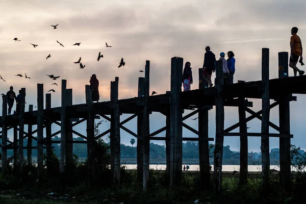 Mandalay Myanmar December 2016 People Crossing Bein Bridge Taungthaman Lake — Stock Photo, Image