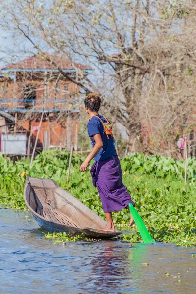 Inle Myanmar November 2016 Local Man Boat Inle Lake Myanmar — Stock Photo, Image