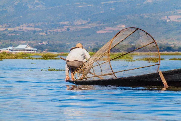 Inle Myanmar Listopadu 2016 Rybář Lodi Inle Lake — Stock fotografie