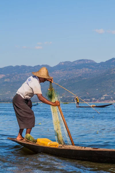 インレー ミャンマー 11月 2016 インレー湖でボートに乗った漁師 ミャンマー — ストック写真