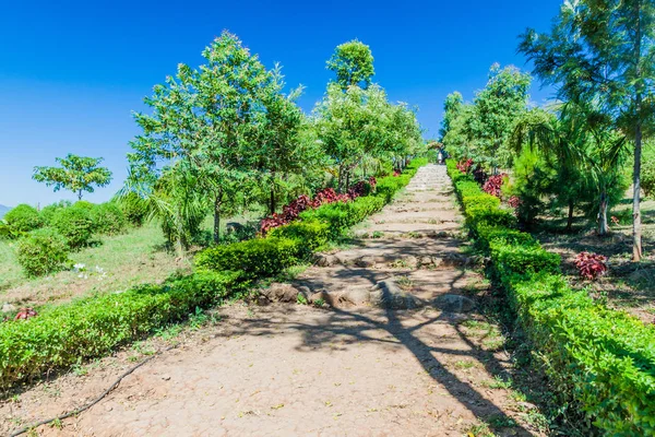 Garten Der Roten Weinberge Des Bergguts Der Nähe Des Sees — Stockfoto