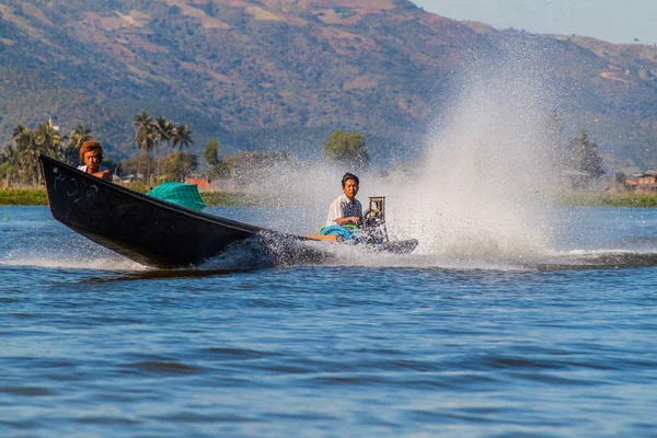Inle, Myanmar - 26 Kasım 2016: Inle gölünde teknede bulunan yerel erkekler, Myanmar