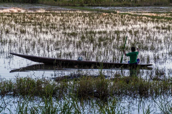 Inle Myanmar Noviembre 2016 Pescador Local Barco Lago Inle Myanmar — Foto de Stock