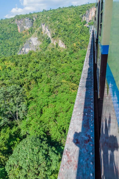 Mandalay demiryolu hattı üzerinde Gökteik (Gök Teik) viyadüğü nden geçen bir trenden manzara - Hsipaw, Myanmar