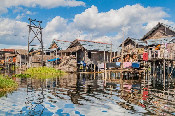 Inle gölünde Inn Paw Khone köyüsünün Stilt evleri, Myanmar