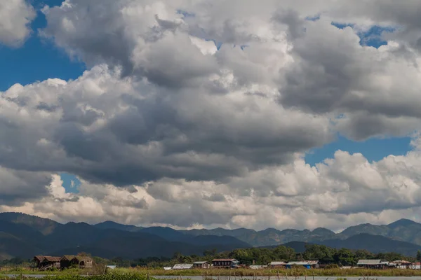 Bewölkter Himmel Und Berge Hinter Dem See Myanmar — Stockfoto