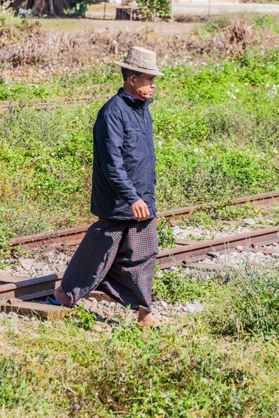 Nawnghkio Myanmar November 2016 Ein Mann Überquert Eine Eisenbahnlinie Nawnghkio — Stockfoto