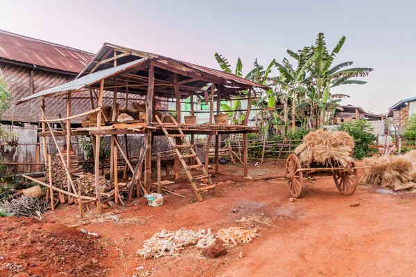 Fienile Carro Legno Villaggio Nella Zona Tra Kalaw Inle Myanmar — Foto Stock