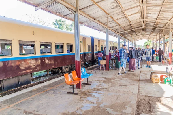 Nawnghkio Myanmar Novembre 2016 Persone Sulla Stazione Ferroviaria Nawnghkio Naunghkio — Foto Stock