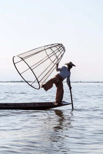 Inle Myanmar November 2016 Lokal Fiskare Inle Lake Fånga Fisk — Stockfoto