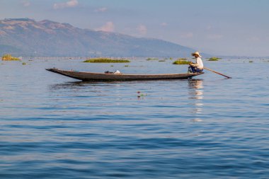 Inle, Myanmar - 28 Kasım 2016: Inle gölünde yerel balıkçı, Myanmar