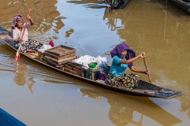 Inle, Myanmar - 28 Kasım 2016: Inle gölünde teknede yerel kadınlar, Myanmar
