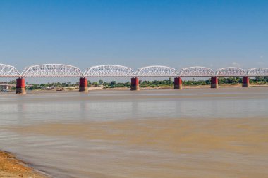 Ava (Inwa) Mandalay yakınlarındaki Sagaing Irrawady (Ayeyarwady) nehri geçerken köprü, Myanmar
