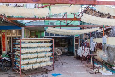 Mandalay, Myanmar - 4 Aralık 2016: Mandalay, Myanmar'da erişte kurutma