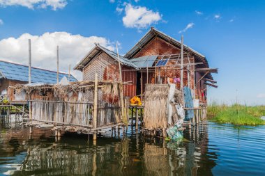 Inle gölünde Inn Paw Khone köyüsünün Stilt evleri, Myanmar