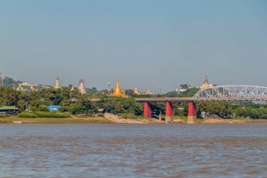 Mandalay yakınlarındaki Sagaing'de birçok Budist stupa, Myanmar