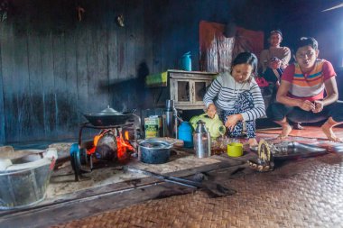 Hsipaw, Myanmar - 1 Aralık 2016: Hsipaw, Myanmar yakınlarındaki bir köy evinde şömine