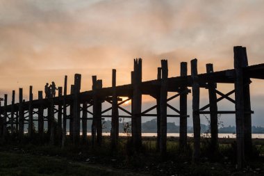 Mandalay yakınlarındaki Amarapura Taungthaman gölü üzerinde U Bein köprü Sabah görünümü, Myanmar